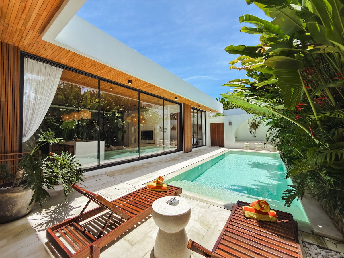 Modern tropical Bali villa with private pool